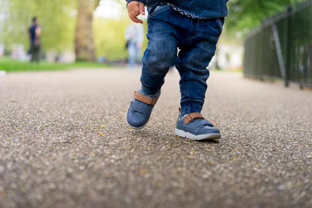 picture of baby feet in shoes walking